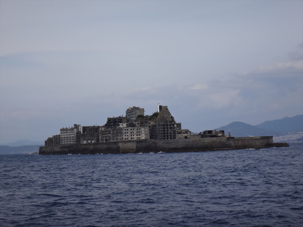 正式名称は「端島」と言うそうです。日本海軍の軍艦「土佐」によく似ているところから、「軍艦島」と名付けられたそうです。正式名称は「端島」と言うそうです。日本海軍の軍艦「土佐」によく似ているところから、「軍艦島」と名付けられたそうです。