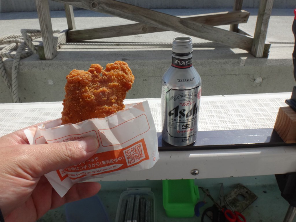 ファミチキとスーパードライで一杯！