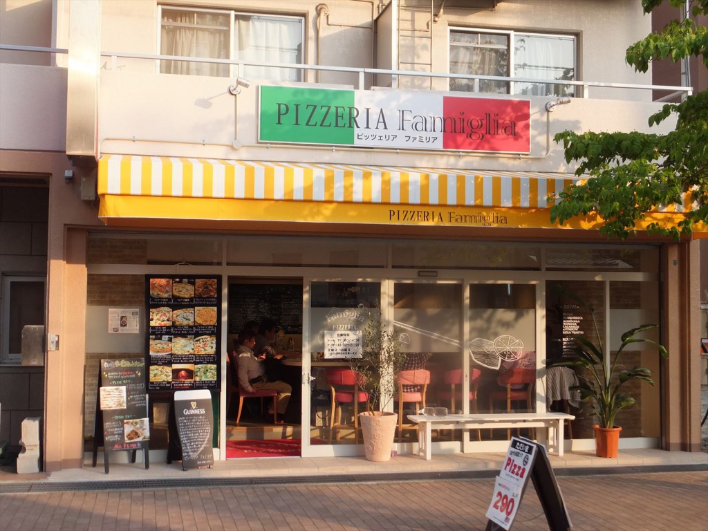 比較的新しい、PIZZERIA FAMIGLIA （ピッツェリア ファミリア）さん。花隈で有名な洋食朝日さんのちょっと東にあります。
