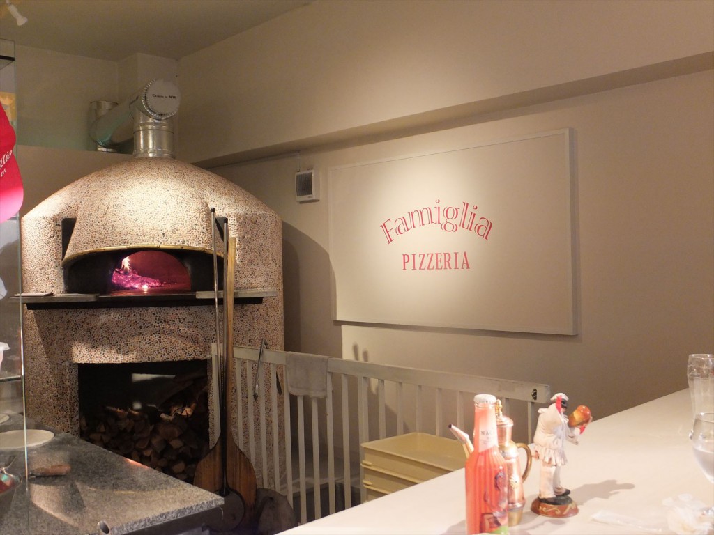 オープンキッチンの奥にはピザ窯があります。